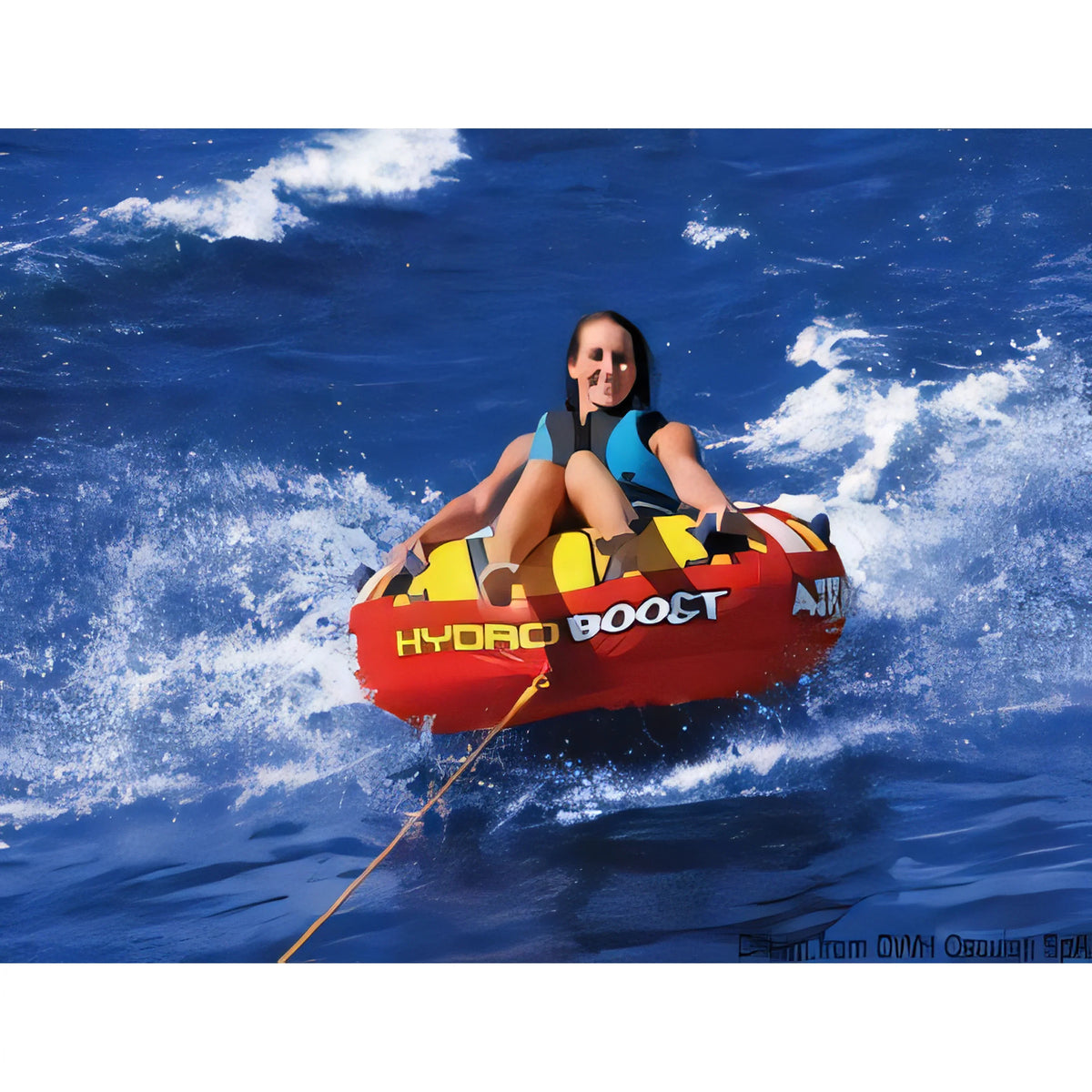Gonfiabile tondo rosso-giallo Hydro Boost Ø 138 cm con ragazza in uso traino su acqua