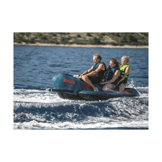 Ski tube gonfiabile JOBE Chaser blu con 3 persone a bordo trainato in mare
