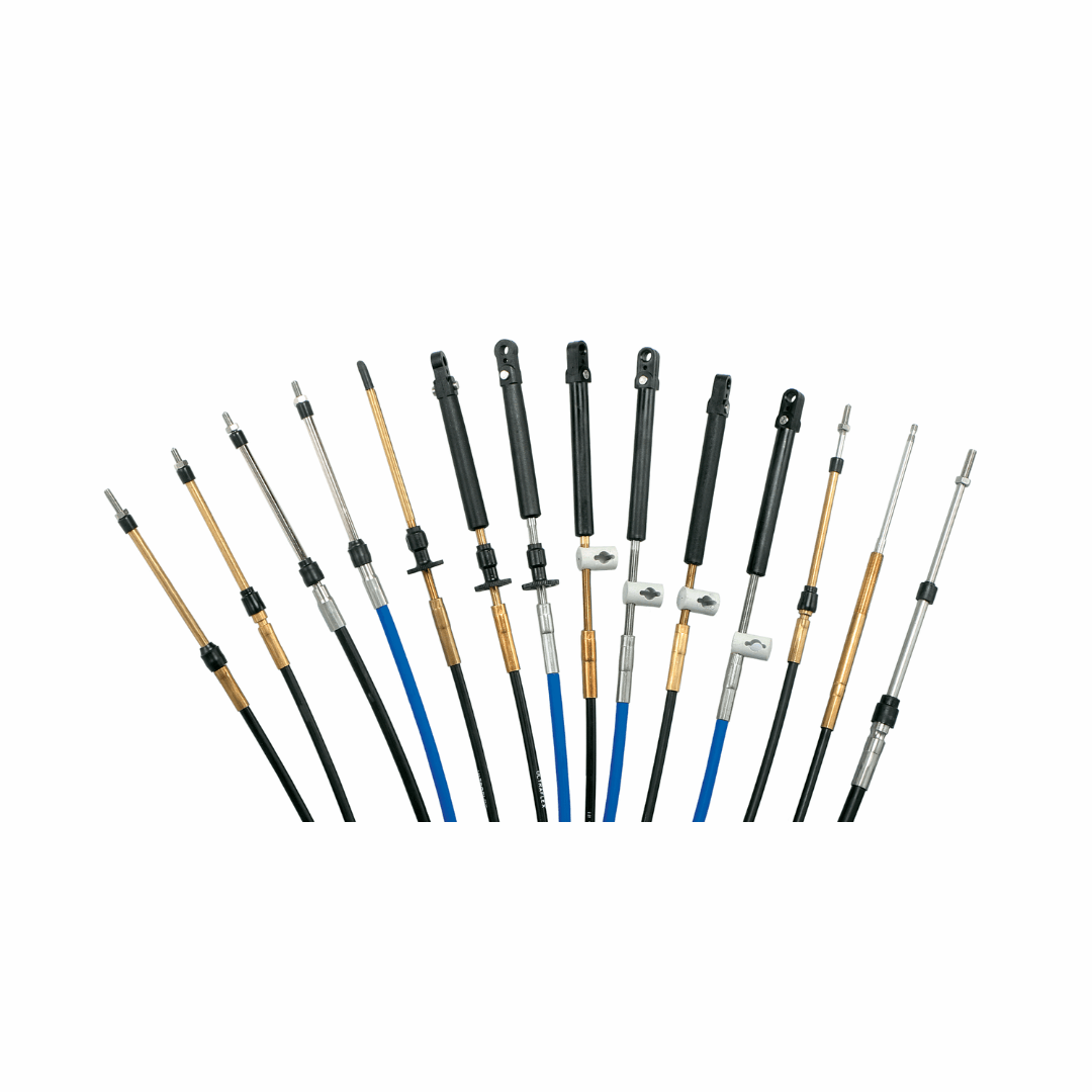 Assortimento cavi comando C14 neri, blu e dorati con terminali diversi disposti a ventaglio