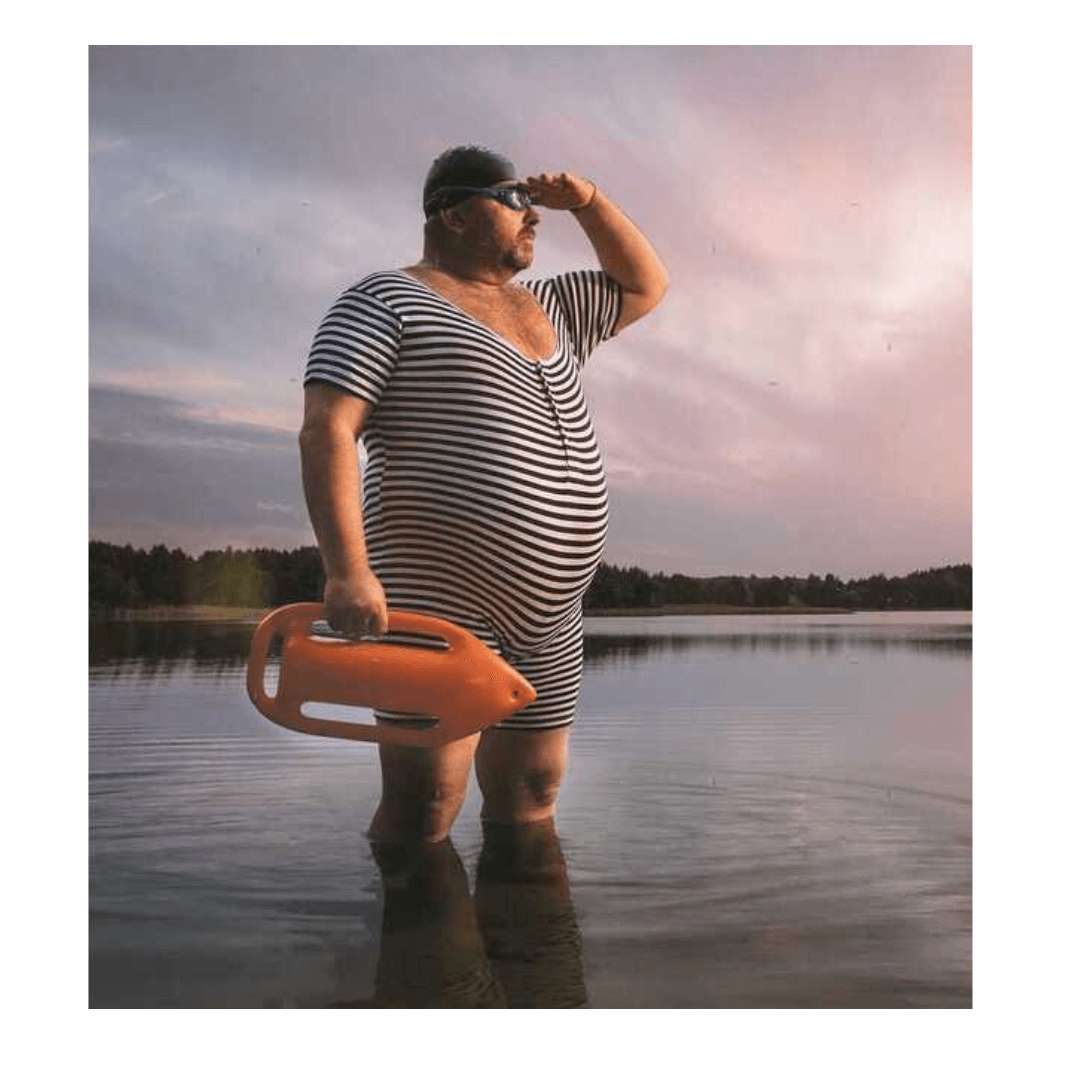 Salvagente Baywatch lifeguard arancione con maniglie, tenuto da bagnino in acqua