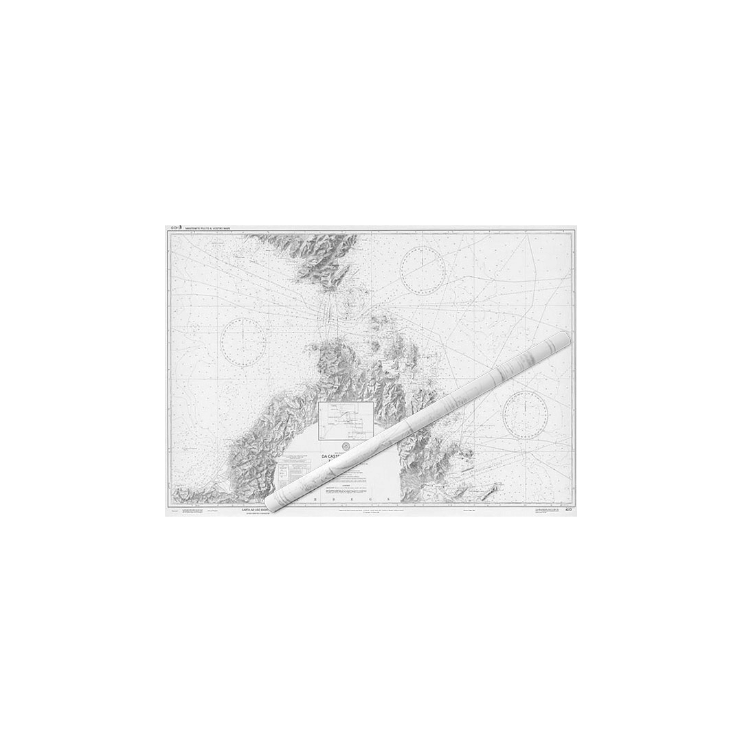 Carta nautica didattica IIM 42/D in bianco e nero arrotolata su mappa costiera con rose dei venti
