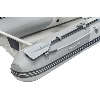 Tender Osculati carena V alluminio grigio con remo e accessori di bordo, vista laterale prua
