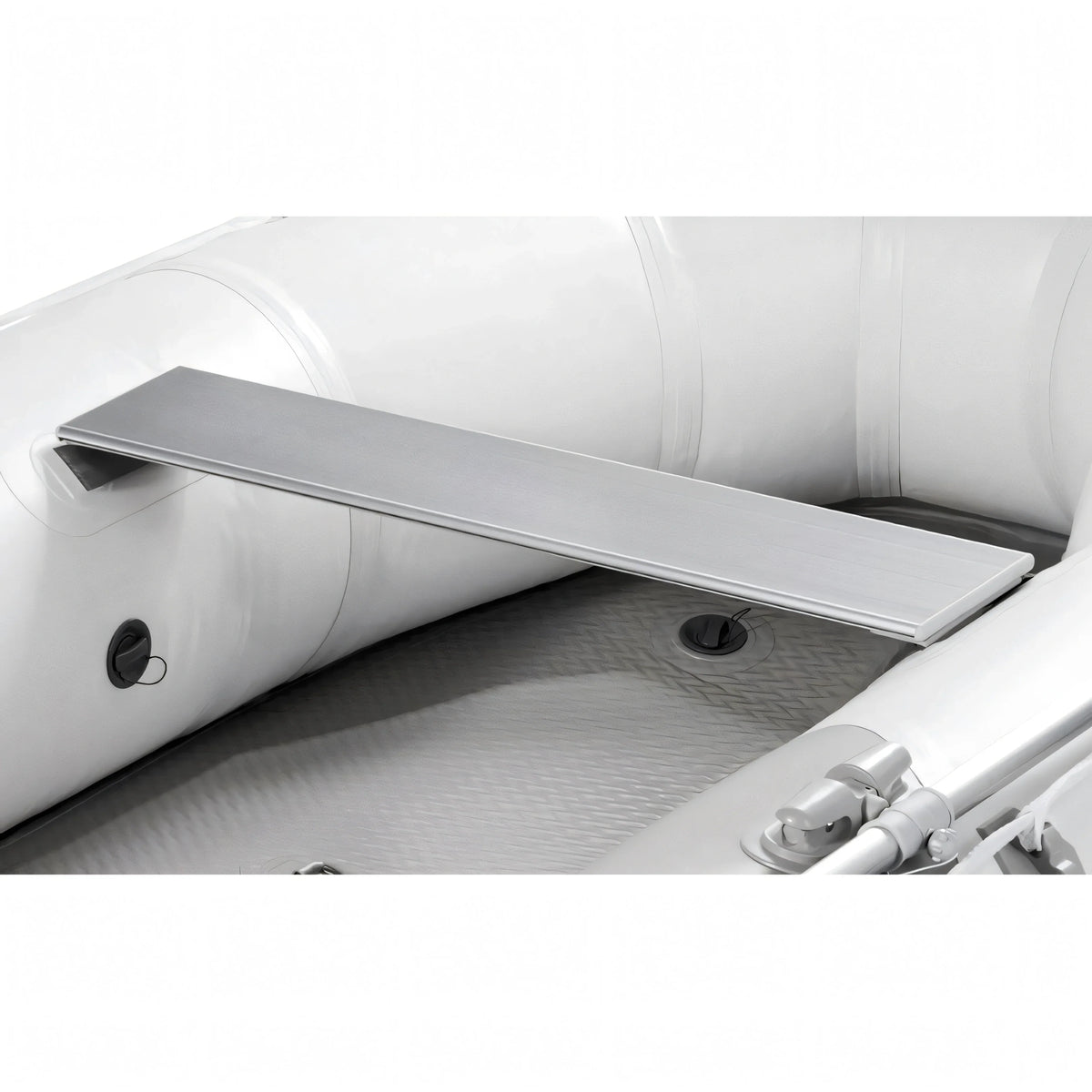 Sedile in alluminio grigio su tender gonfiabile bianco con pagliolo in PVC antiscivolo