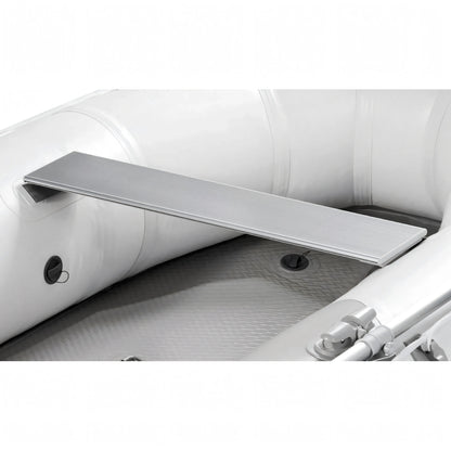 Sedile in alluminio grigio su tender gonfiabile bianco con pagliolo in PVC antiscivolo