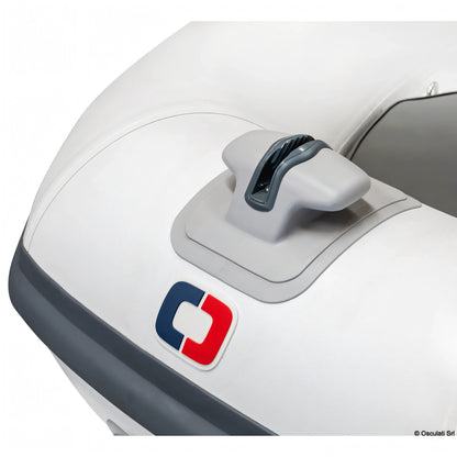 Dettaglio prua tender gonfiabile Osculati bianco con galloccia grigia e logo blu-rosso su tubo PVC