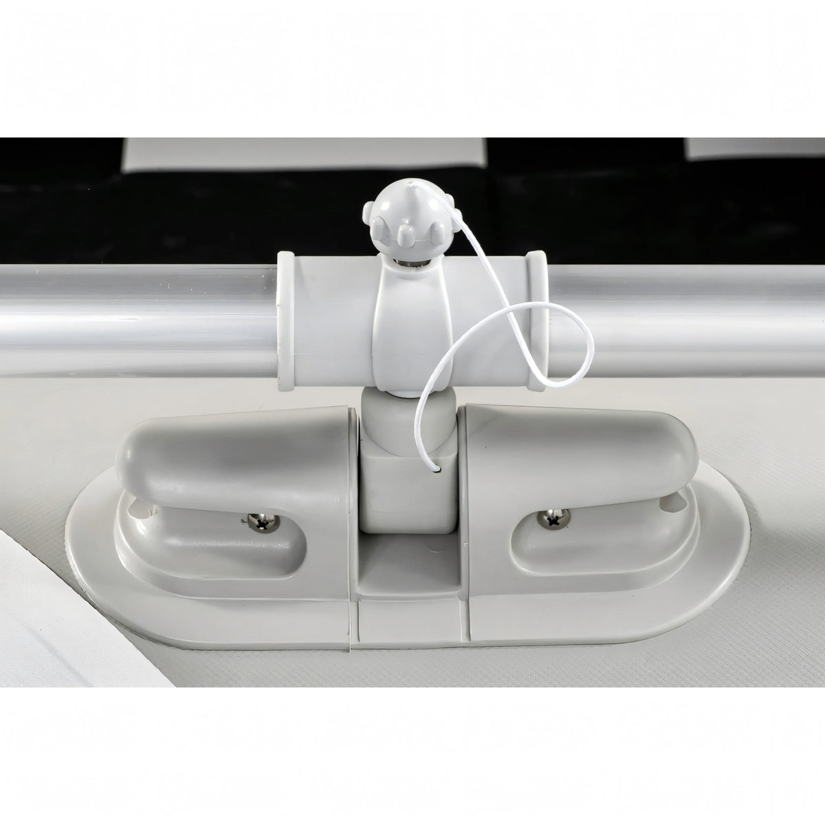 Dettaglio supporto motore fuoribordo bianco in plastica con viti inox su gommone pneumatico