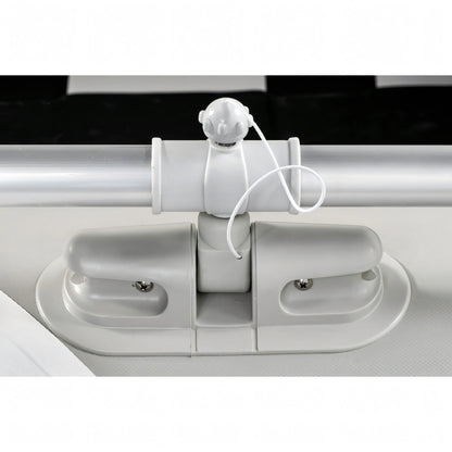 Dettaglio supporto motore fuoribordo bianco in plastica con viti inox su gommone pneumatico