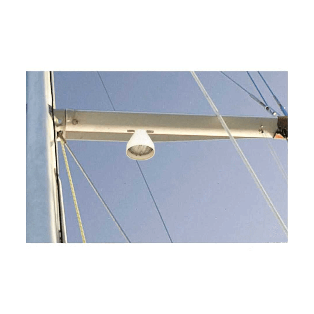 Faro da crocetta A-LINE SOFT STILL bianco montato su boma, vista dal basso con cielo blu