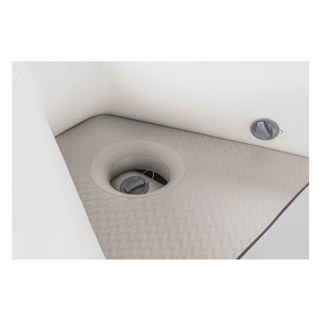 Dettaglio fondo DropStitch tender gonfiabile EUROVINIL con valvola circolare aperta e tappo grigio