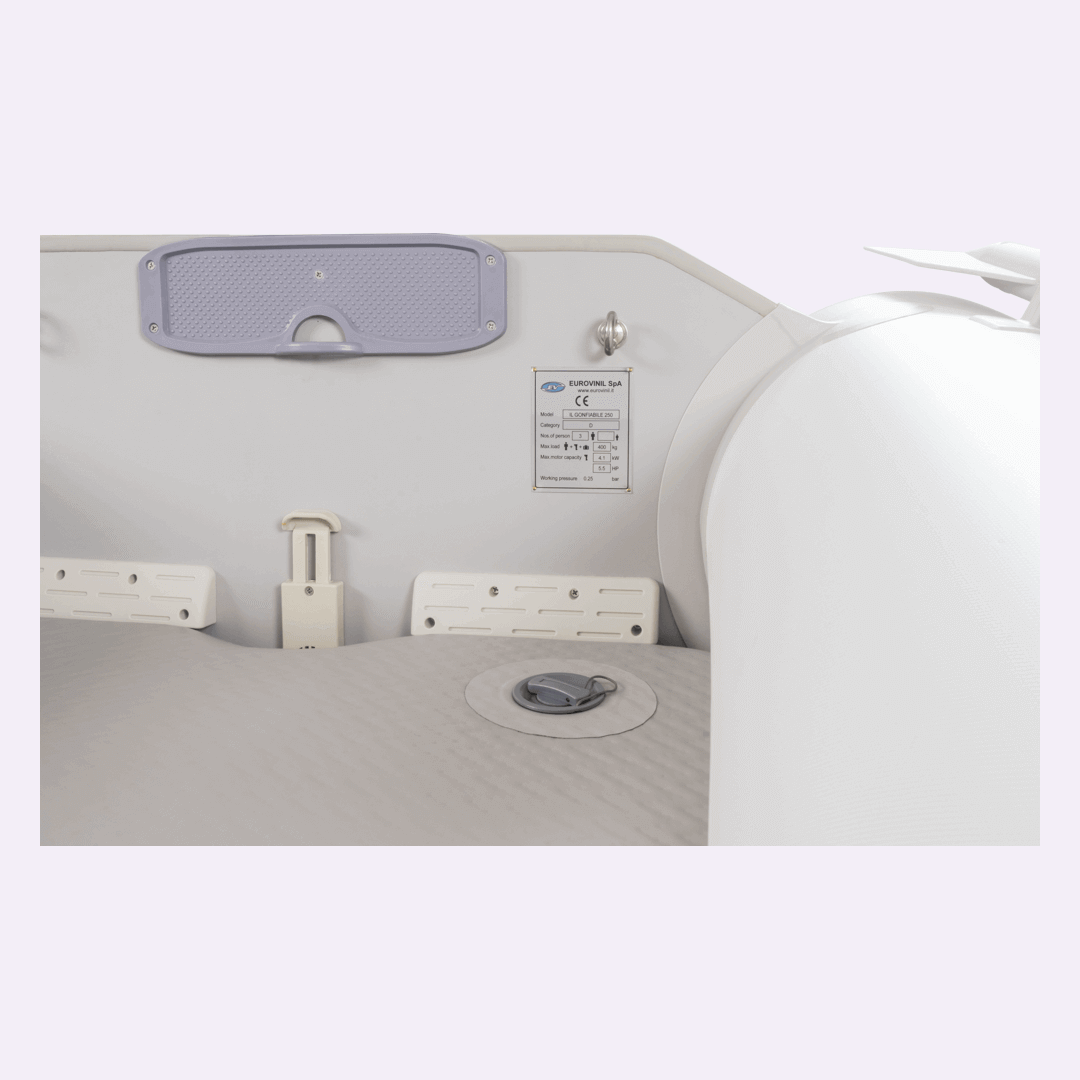 Interno tender gonfiabile EUROVINIL con pianale DropStitch grigio, sedili bianchi e targhetta CE
