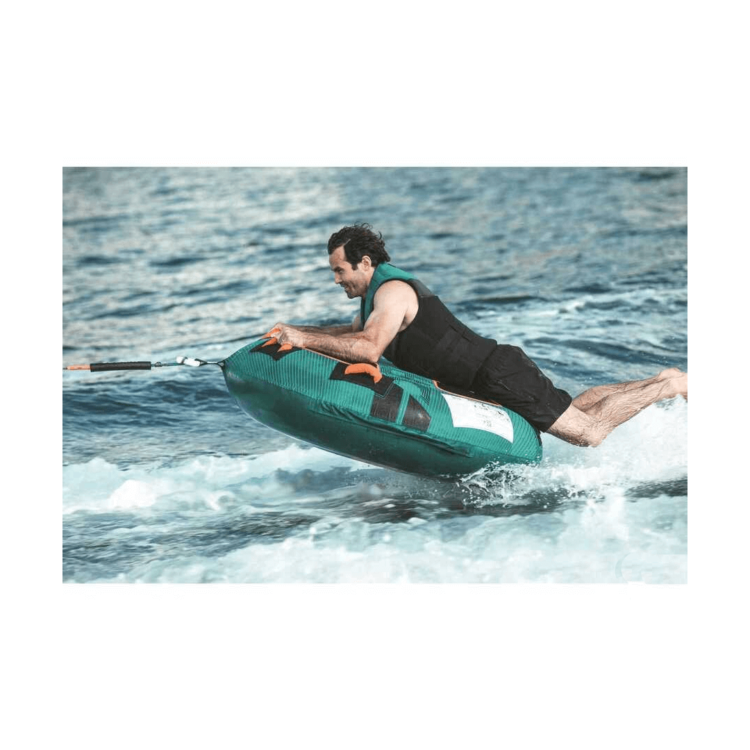 Uomo su Ski Tube JOBE DROPLET verde trainato sull'acqua in posizione prona con giubbotto