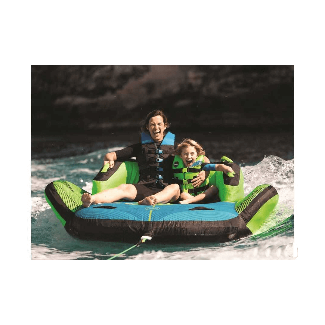 Ski Tube JOBE BINAR blu e verde per 2 persone con adulto e bambino a bordo su acqua