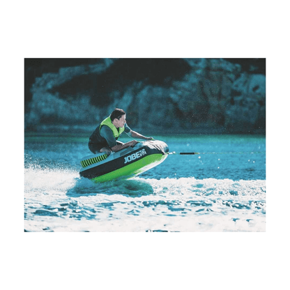 Ski tube JOBE PEAK verde trainato su acqua con rider in giubbotto salvagente