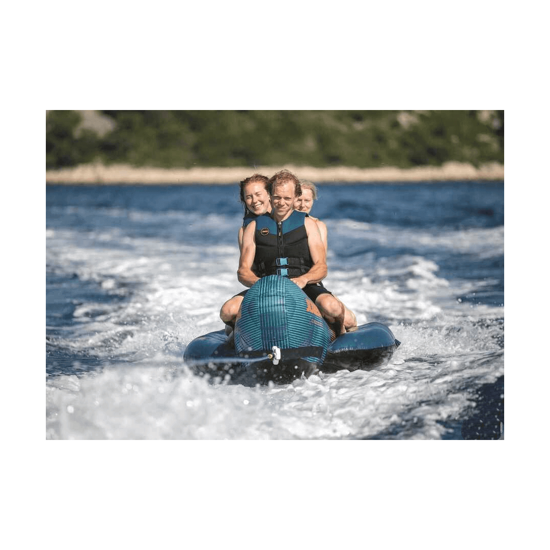 Ski Tube JOBE CHASER blu trainato con 2 persone a bordo su acqua mossa