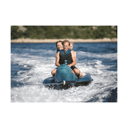 Ski Tube JOBE CHASER blu trainato con 2 persone a bordo su acqua mossa