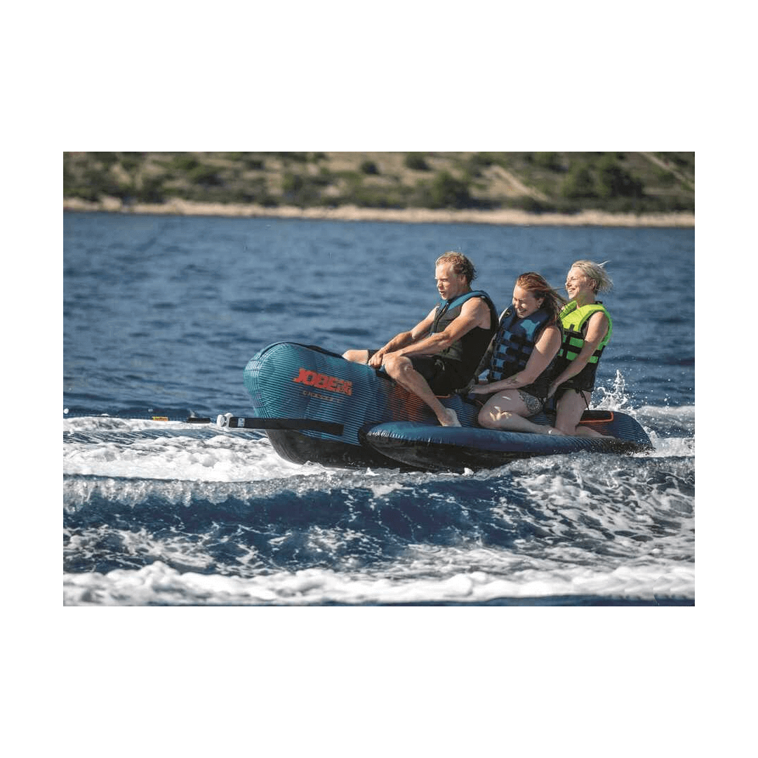 Ski tube gonfiabile JOBE Chaser blu con 3 persone a bordo trainato in mare