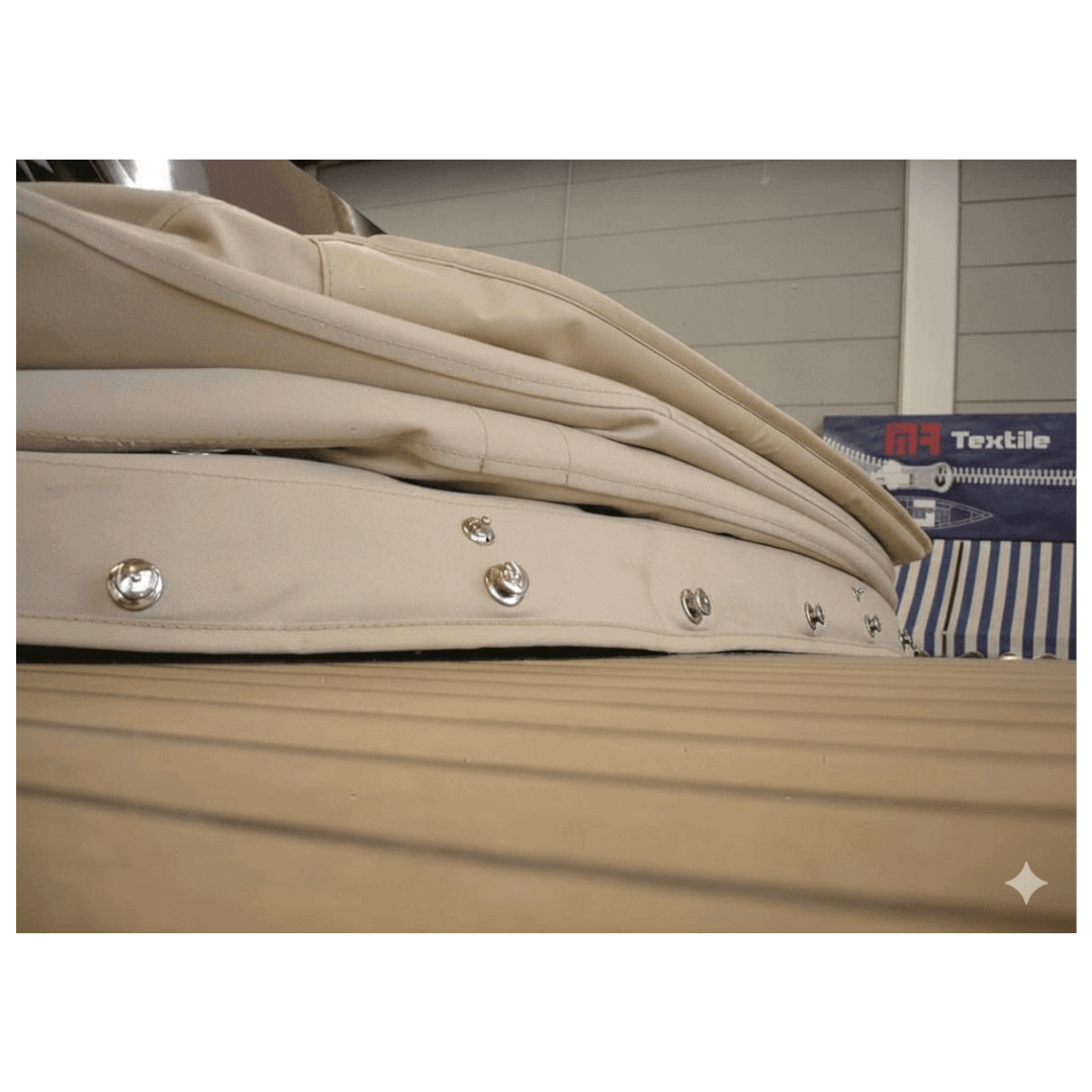 Dettaglio testa bottone Loxx in acciaio inox cromato su bordo telo beige con snap a pressione