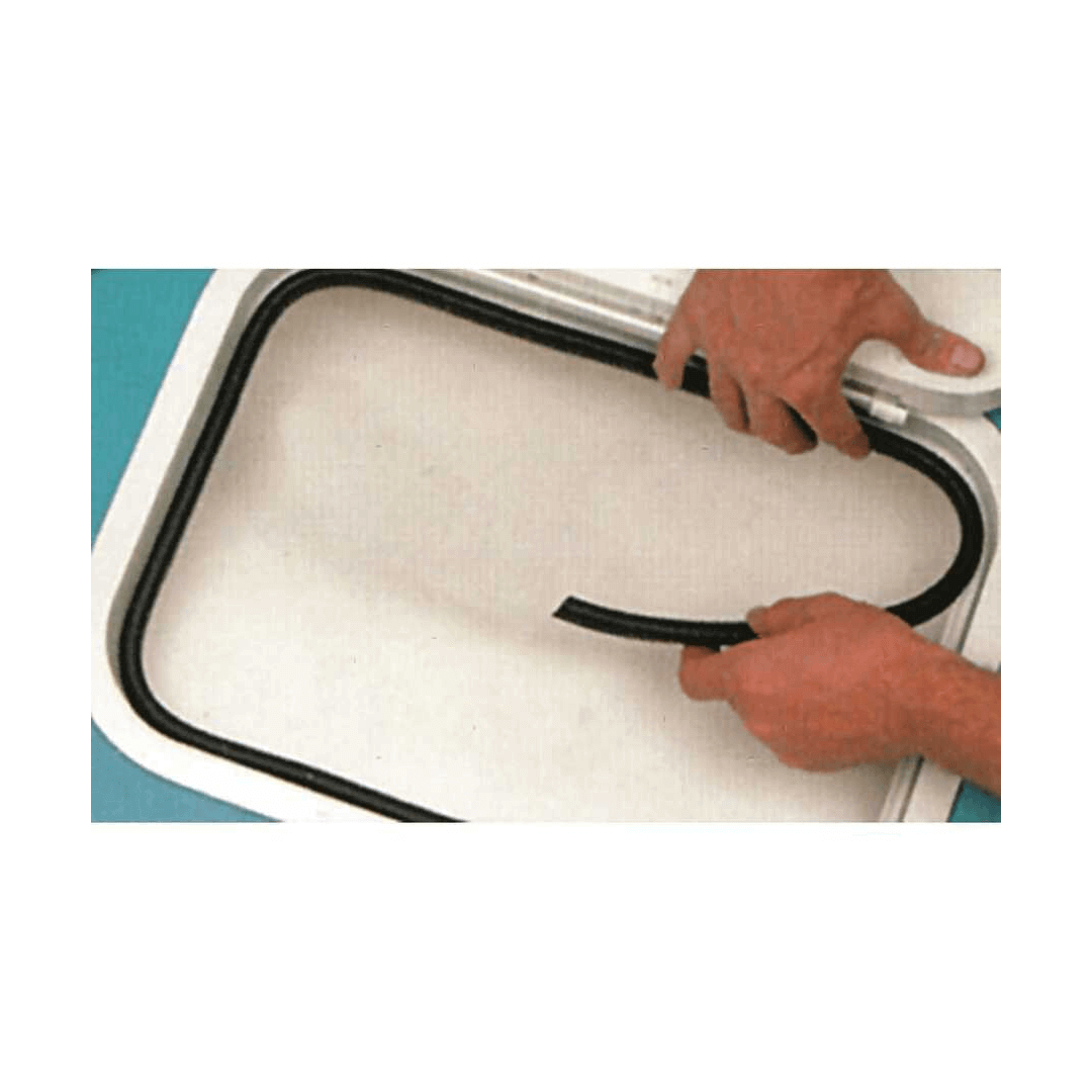 Installazione guarnizione Trim-Lok Hatch Seal nera su oblò rettangolare in alluminio