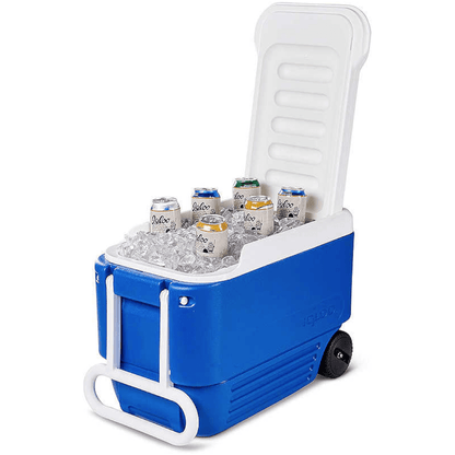 Ghiacciaia Igloo Wheelie 38 blu con ruote aperta, piena di ghiaccio e lattine, manico bianco