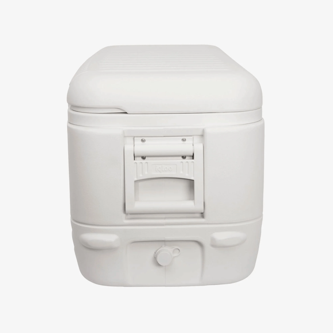 Ghiacciaia Igloo Polar 120 QT bianca in plastica rigida, vista laterale con maniglia e rubinetto di scarico