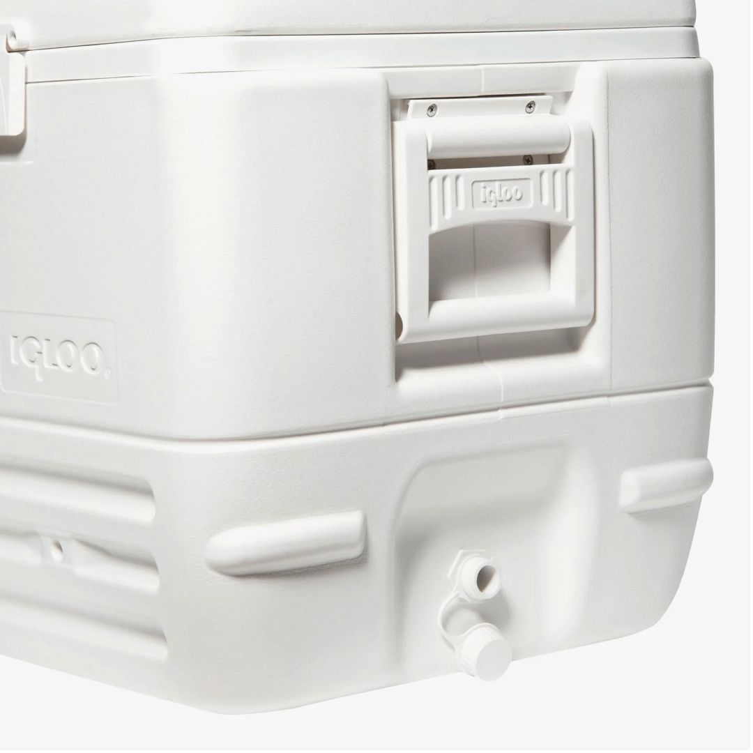 Dettaglio laterale ghiacciaia Igloo Quick and Cool 150 QT bianca con maniglia e tappo scarico