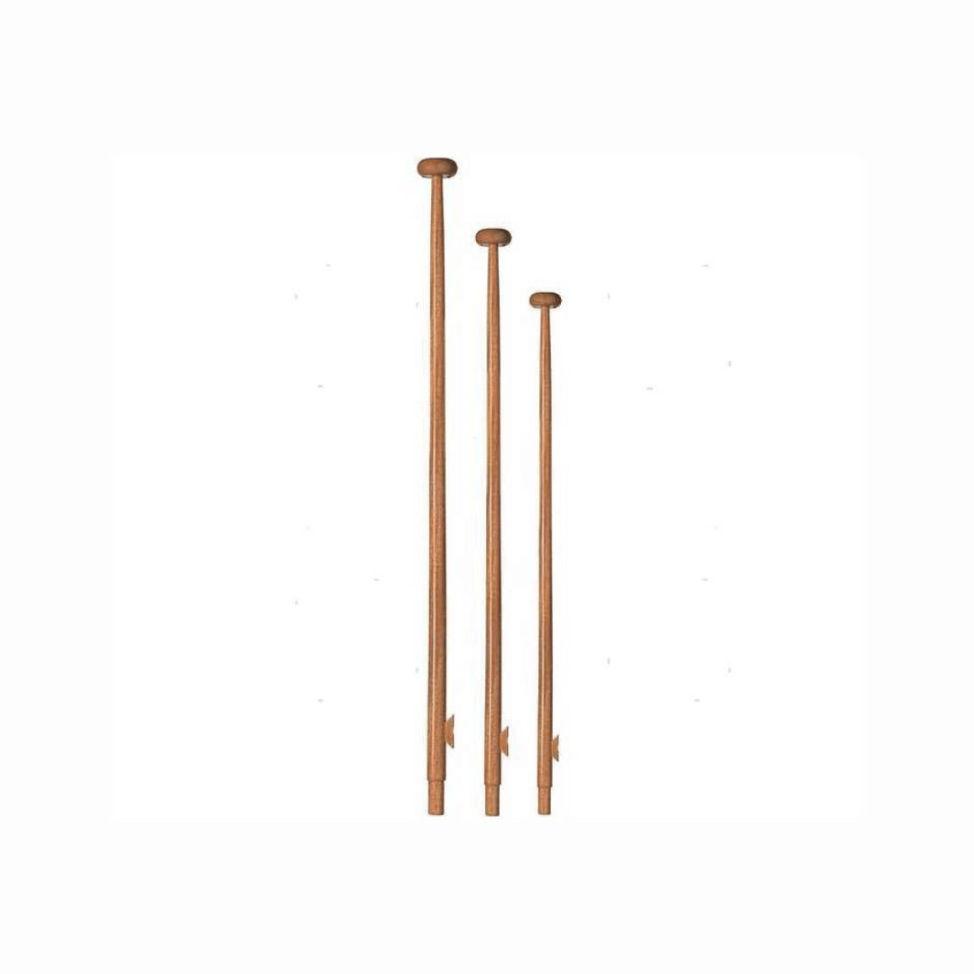 Tre aste portabandiera in legno mogano di diverse altezze con pomolo superiore e base a vite