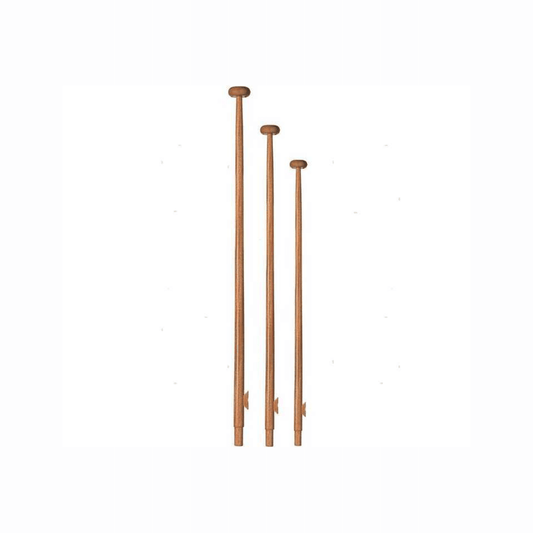 Tre aste portabandiera in legno mogano di diverse altezze con pomolo superiore e base a vite