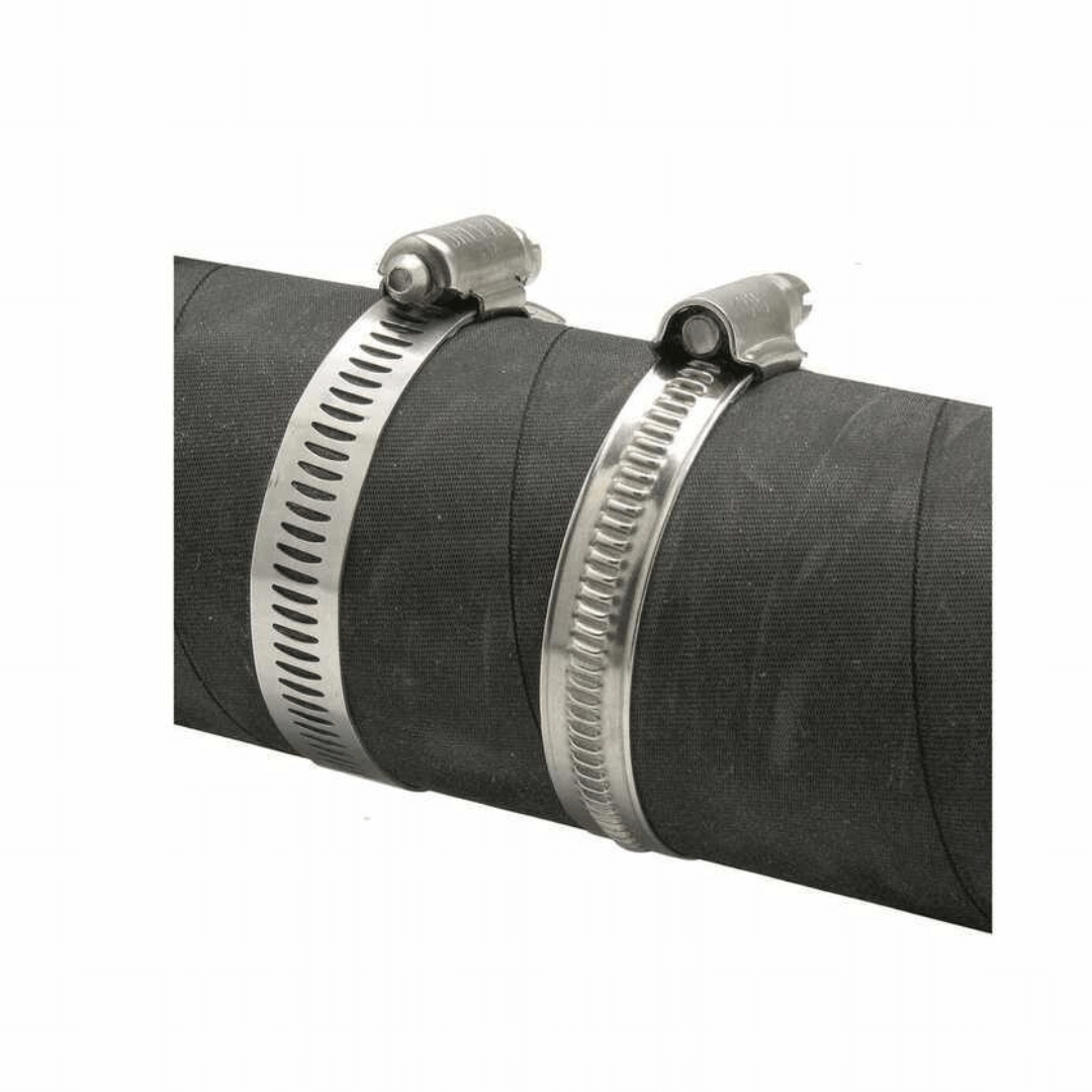 Fascetta acciaio inox banda 12mm DIN 3017 su tubo nero, morsetto con vite di serraggio