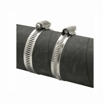 Fascetta acciaio inox banda 12mm DIN 3017 su tubo nero, morsetto con vite di serraggio