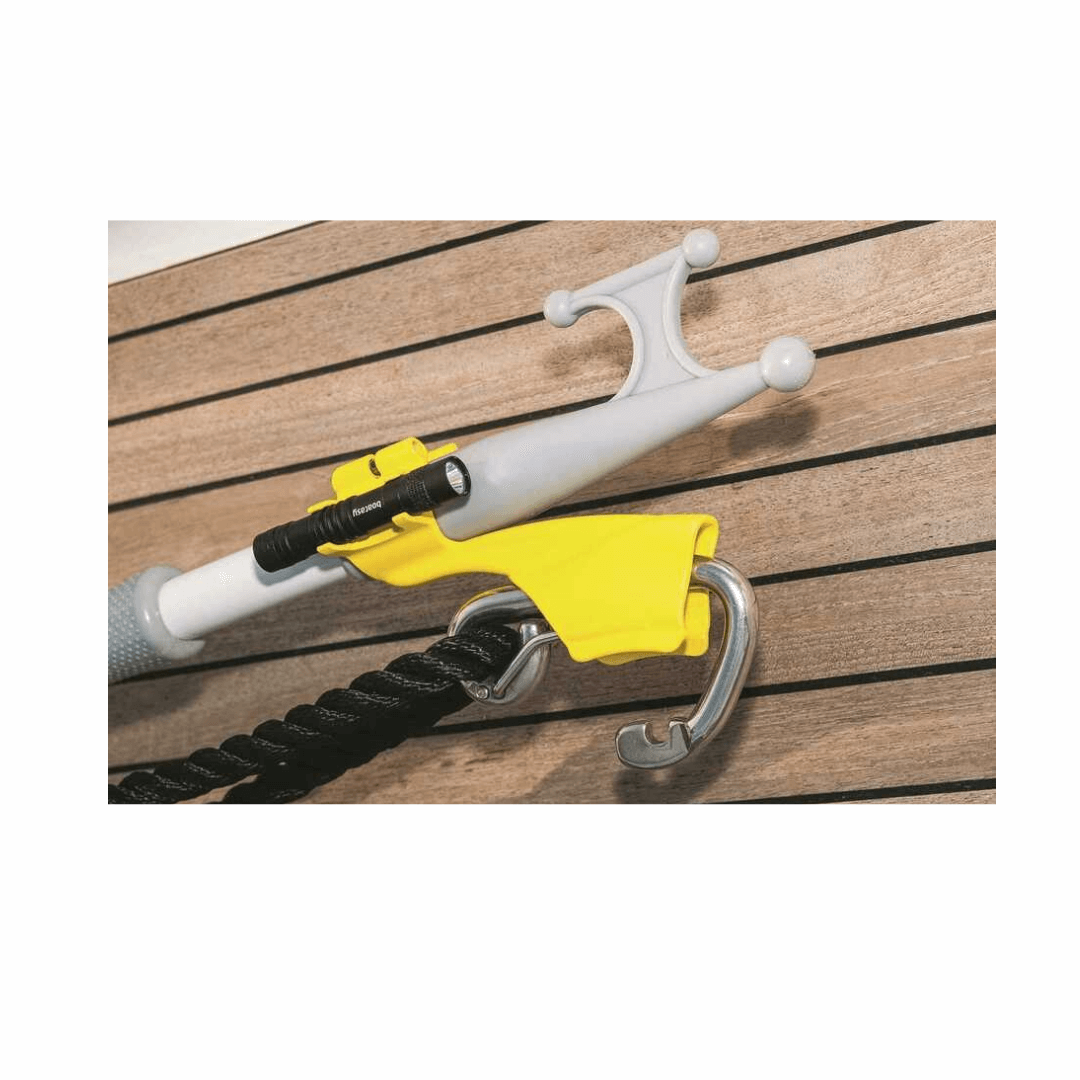 Gancio da ormeggio Boatasy Hooklinker giallo e acciaio con cima nera su superficie in teak