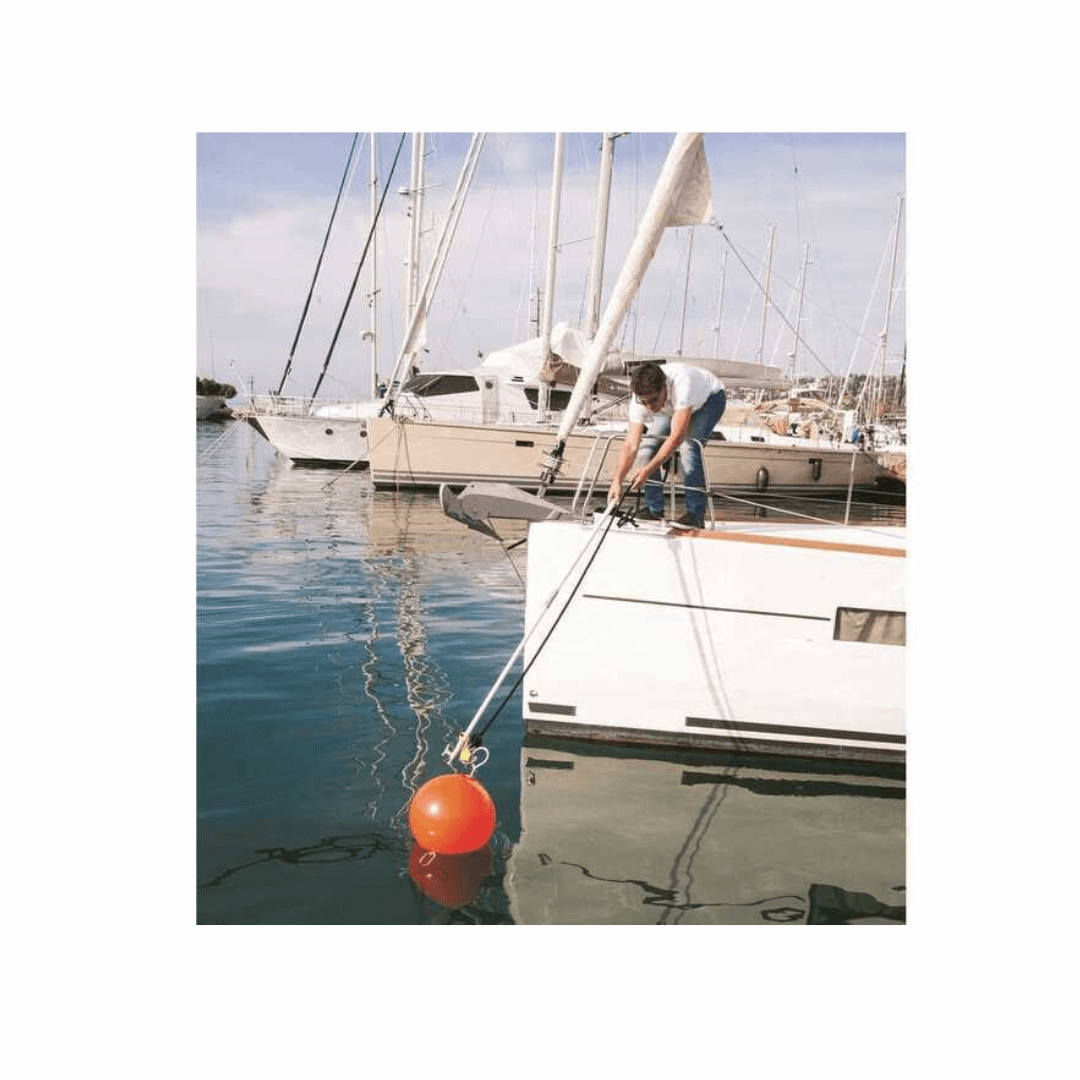 Gancio da ormeggio Boatasy Hooklinker usato per agganciare boa arancione da barca a vela bianca in marina