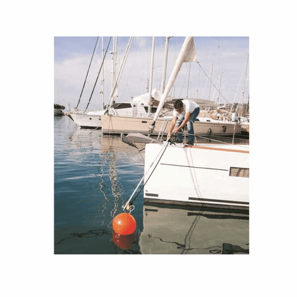 Gancio da ormeggio Boatasy Hooklinker usato per agganciare boa arancione da barca a vela bianca in marina
