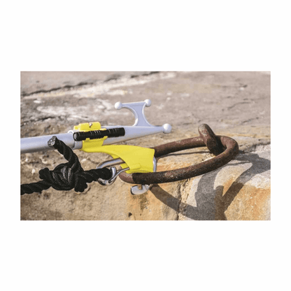 Gancio da ormeggio Boatasy Hooklinker in acciaio con cima nera e ghiera arrugginita su superficie rocciosa