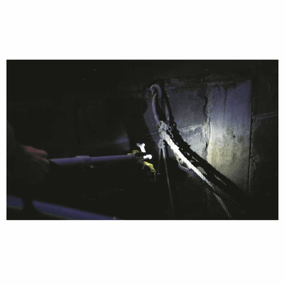 Gancio da ormeggio Boatasy Hooklinker installato su banchina con catena e cavo in notturna