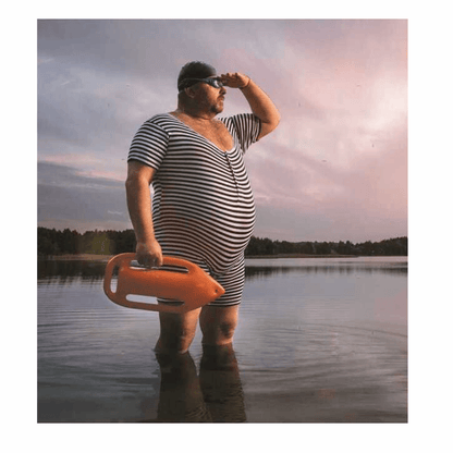 Salvagente Baywatch lifeguard arancione con maniglie, tenuto da bagnino in acqua
