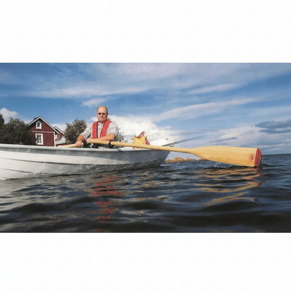 Remo Lahna Seagrade in pino finlandese color miele con punta rossa, usato da uomo in barca su lago