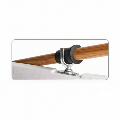 Dettaglio supporto inox con gommino nero per remo in legno di pino fissato su scafo bianco