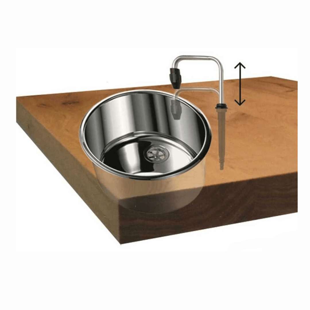 Rubinetto Uno built-in in acciaio cromato con lavello rotondo inox su piano in legno, installazione a scomparsa