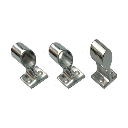 Tre supporti passamano New Line in acciaio inox lucido con base rettangolare e anello aperto, vista prospettica
