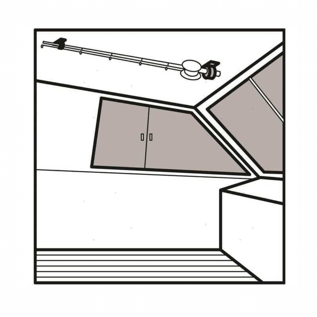 Supporto portacanne singolo universale con clip, montato su parete di cabina nautica, vista installazione