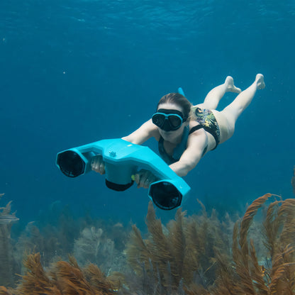 Sea Scooter Jobe Infinity in uso in snorkeling sul fondale