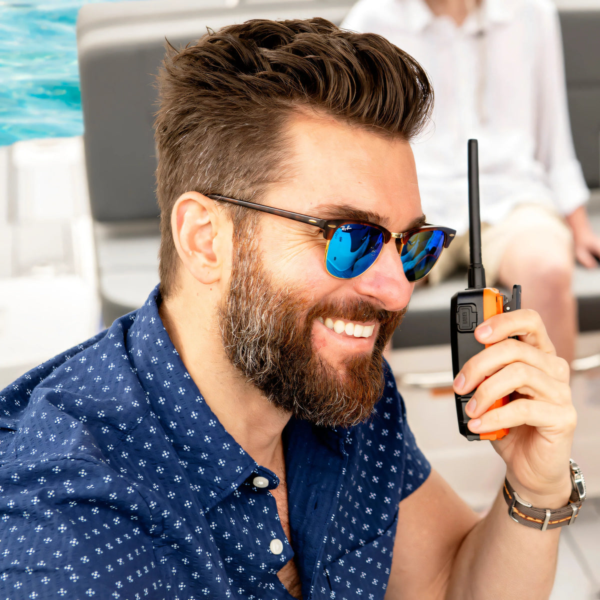 VHF portatile Cobra BlueBound 150E nero con banda arancione impugnato a bordo