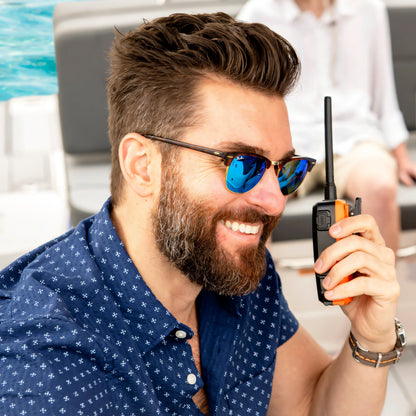 VHF portatile Cobra BlueBound 150E nero con banda arancione impugnato a bordo