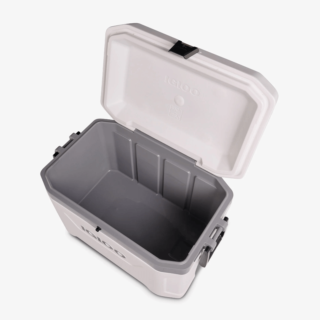 Ghiacciaia Igloo Marine Ultra 54 QT aperta, corpo bianco e grigio, interno grigio vuoto, chiusure laterali nere