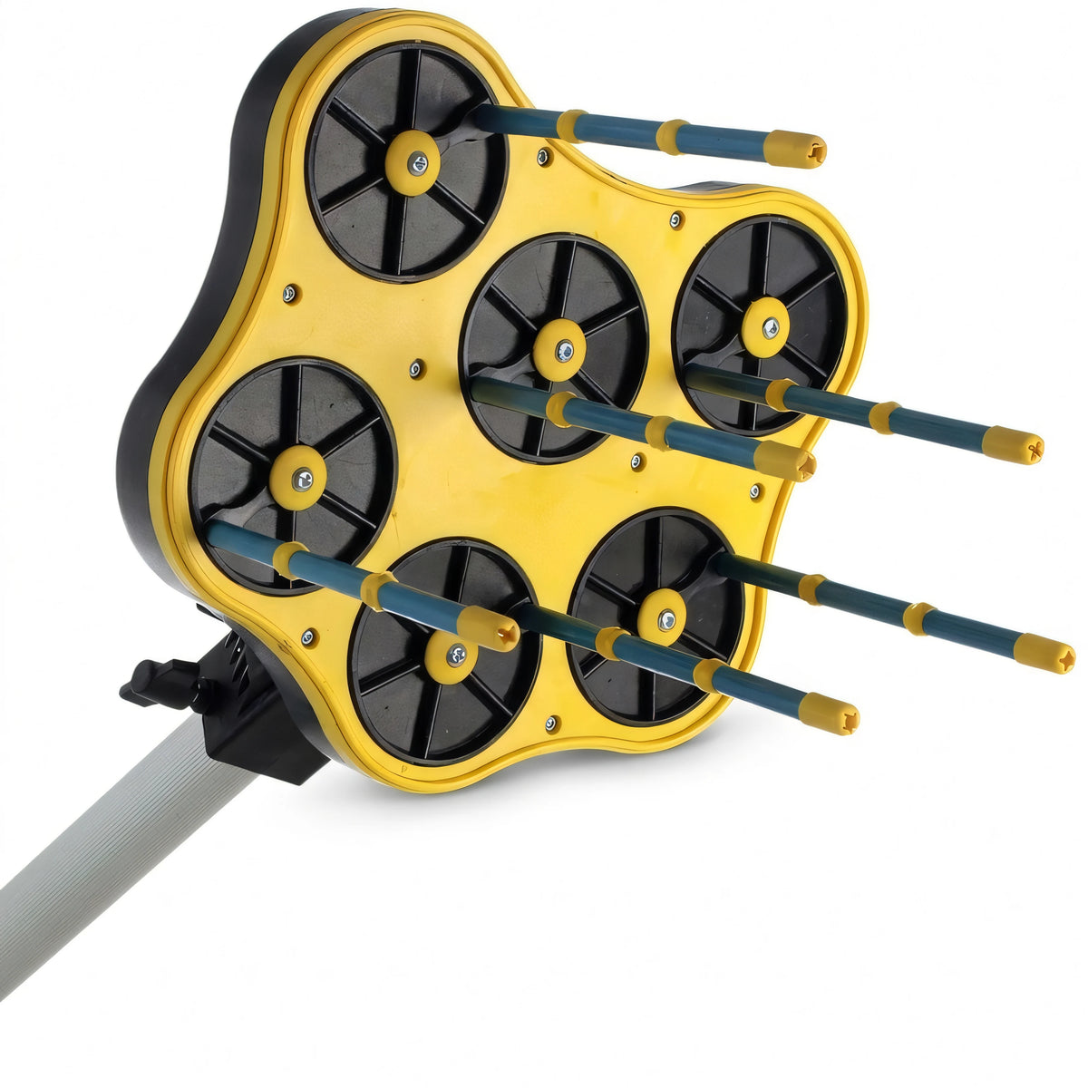 Scuotitore elettrico per olive a 12 V con asta, in uso su un olivo