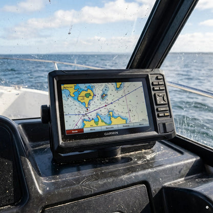 Chartplotter Garmin Echomap UHD2 72cv montato al timone con carta nautica a schermo