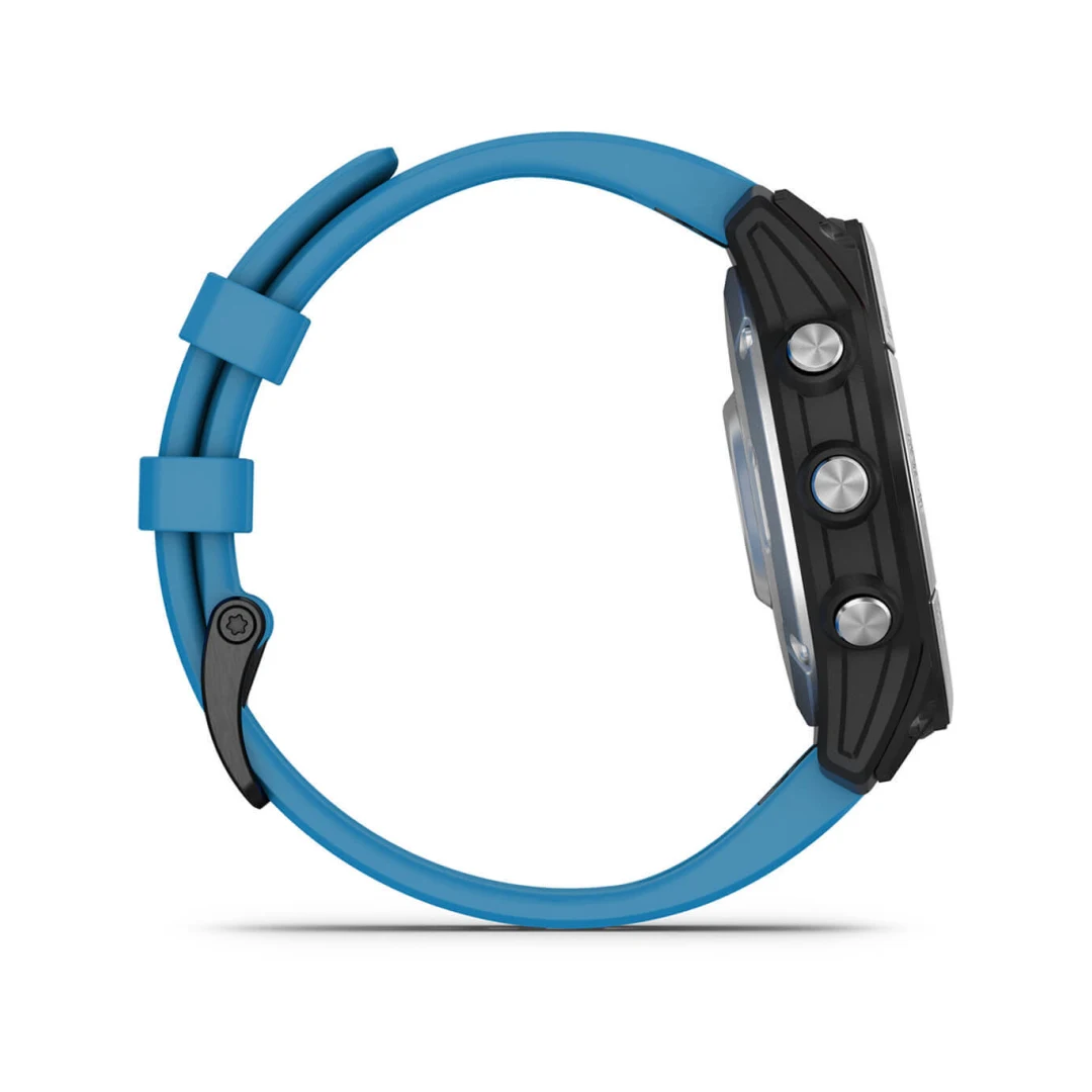 Vista laterale orologio Garmin Quatix 7 Standard Edition con cinturino in silicone azzurro e cassa nera con tre pulsanti