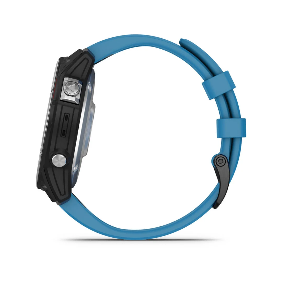 Orologio GPS Garmin Quatix 7 visto di lato, cassa nera con pulsanti silver e cinturino silicone blu