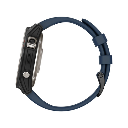 Vista laterale orologio GARMIN Quatix 7 PRO con cinturino in silicone blu navy e cassa nera con pulsanti laterali
