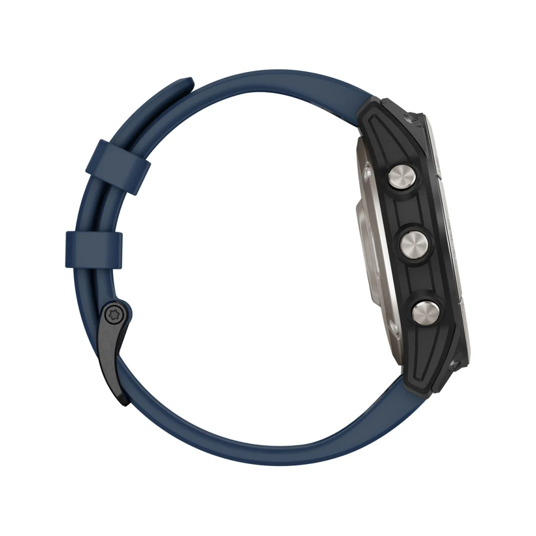 Vista laterale orologio Garmin Quatix 7 Pro con cinturino in silicone blu navy e cassa nera con tre pulsanti laterali